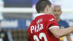 Momento espeluznante en el que la pierna de Ezequiel Ham, de Argentinos Juniors, se rompe por la entrada de Carlos Tevez, de Boca Juniors.