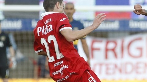 Momento espeluznante en el que la pierna de Ezequiel Ham, de Argentinos Juniors, se rompe por la entrada de Carlos Tevez, de Boca Juniors.