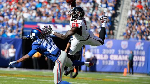 Julio Jones, receptor de los Falcons, fue la estrella del partido del domingo. Aquí realiza una atrapada acrobática.