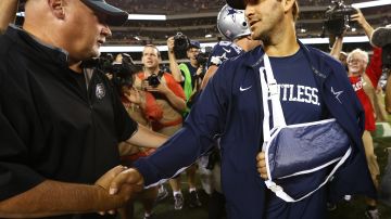 Tony Romo, quarterback estrella de los Cowboys, con su brazo izquierdo inmovilizado luego de sufrir la fractura de la clavícula izquierda.