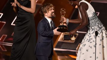 El actor Peter Dinklage recibe de manos de Viola Davis el Emmy al Mejor actor de reparto.