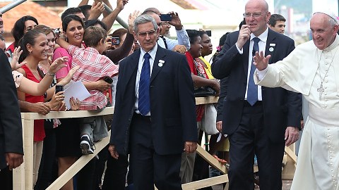 El Papa Francisco se despide de los cubanos después de oficiar una misa en la Catedral de Santiago de Cuba.