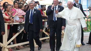 El Papa Francisco se despide de los cubanos después de oficiar una misa en la Catedral de Santiago de Cuba.