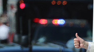 El Papa Francisco saluda al público cerca del National Mall en Washington, DC.