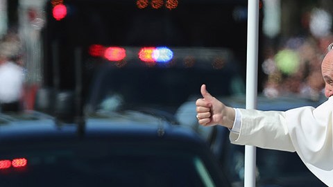 El Papa Francisco saluda al público cerca del National Mall en Washington, DC.