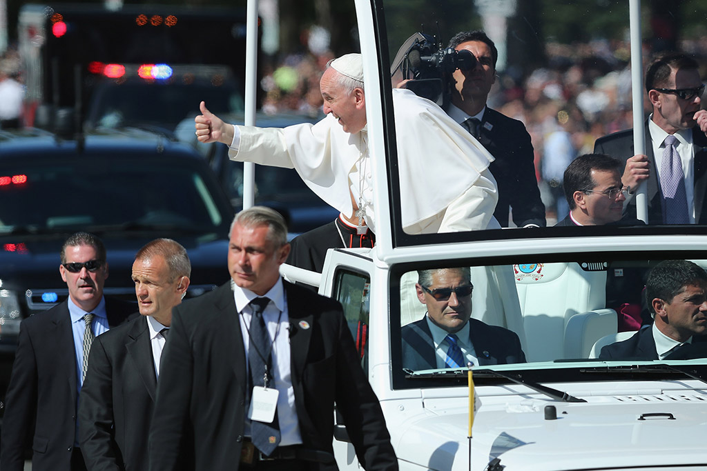 El Papa Francisco saluda al público cerca del National Mall en Washington, DC.