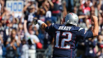 Tom Brady celebra en el juego del domingo contra los Jaguars tras lanzar su pase de touchdown número 400.