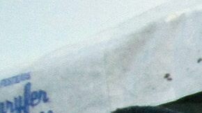 La ministra colombiana de Educación, Gina Parody, saluda a niños que viven en la zona fronteriza.