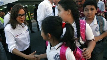 La ministra colombiana de Educación, Gina Parody, saluda a niños que viven en la zona fronteriza.