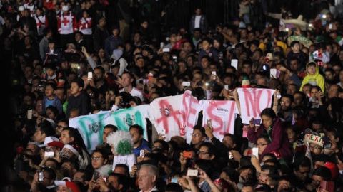 Asistentes al Grito protestaron con un manta en la que se leía: “Peña asesino”.