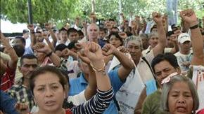 Familiares de los desaparecidos de Ayotzinapa exigen justicia.