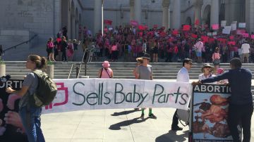 Oficiales electos apoyan públicamente a Planned Parenthood frente al Ayuntamiento de Los Angeles, mientras otros protestan contra esta organización.