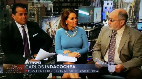 María Elena Salinas junto a Jorge Viera (izq.) y Carlos Manuel Indacochea.