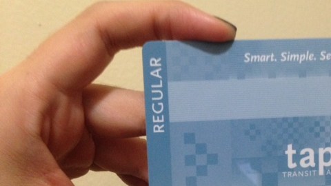 Las tarjetas TAP que se usan para pagar el metro ya se pueden usar en los autobuses, y la gente no tiene que pagar con dinero en efectivo.