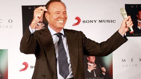 El cantante Julio Iglesias se mostró feliz y animado en la presentación de su nuevo disco, dedicado a México.