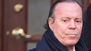 Julio Iglesias tiene una lesión en la espalda que lo llevó al hospital y mantiene a dieta.