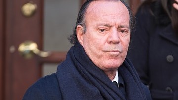 Julio Iglesias tiene una lesión en la espalda que lo llevó al hospital y mantiene a dieta.