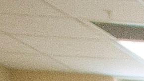 Robbie Blankenship (Izq.) junto a su pareja de 20 años,  Jesse Cruz, de Corpus Christie, Texas, hablan con la secretaria del condado de Rowan, Kim Davis.