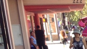 Un inmigrante pone monedas en un parquímetro en la Calle Cuarta de Santa Ana