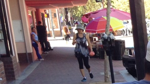 Un inmigrante pone monedas en un parquímetro en la Calle Cuarta de Santa Ana