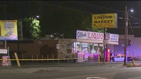 La víctima fue atacada cerca de una licorería en Lake Balboa.