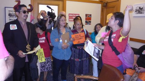 La activista María Zamudio (der.) aseveró que los supervisores deben darle el visto bueno a la propuesta Ley de Protección de Desalojo / Causa Justa 2.0, la cual frenaría el desalojo, prohibiría el aumento de los alquileres, entre otras medidas.