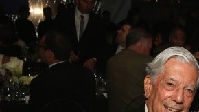 El escritor peruano Mario Vargas Llosa e Isabel Preysler, exesposa de Julio Iglesias, demuestran su amor en evento público en Nueva York.