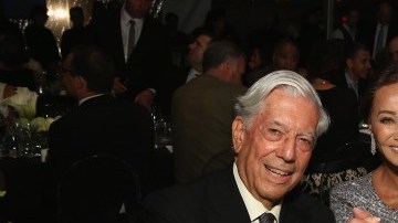 El escritor peruano Mario Vargas Llosa e Isabel Preysler, exesposa de Julio Iglesias, demuestran su amor en evento público en Nueva York.