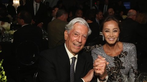 El escritor peruano Mario Vargas Llosa e Isabel Preysler, exesposa de Julio Iglesias, demuestran su amor en evento público en Nueva York.