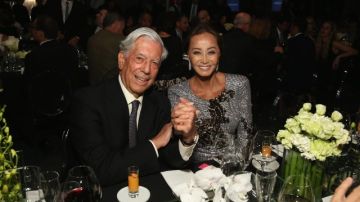 El escritor peruano Mario Vargas Llosa e Isabel Preysler, exesposa de Julio Iglesias, demuestran su amor en evento público en Nueva York.