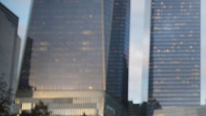 Flores adornan el monumento a las v'ictimas del 9/11 en Nueva York.