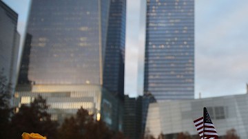 Flores adornan el monumento a las v'ictimas del 9/11 en Nueva York.