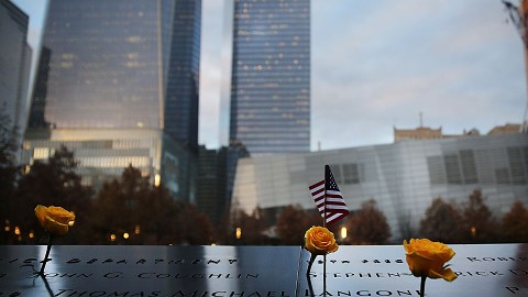 Flores adornan el monumento a las v'ictimas del 9/11 en Nueva York.