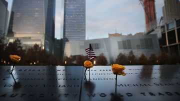 Flores adornan el monumento a las v'ictimas del 9/11 en Nueva York.