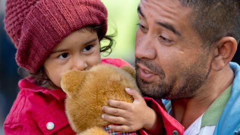 Padre e hija, refugiados afganos en camino a Alemania.