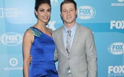 Morena Baccarin y su pareja televisiva Ben McKenzie estan involucrados en un triángulo amoroso.