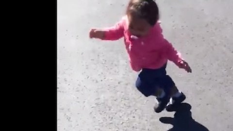 niña-escapa-de-su-sombra