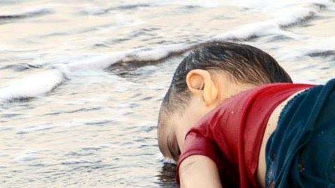 Una de las imágenes del cuerpo del pequeño Aylan Kurdi  que circula desde ayer en las redes sociales.