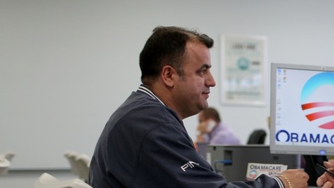 Un hombre en la Florida sopesa sus opciones.