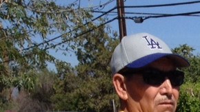 José Guerrero se para junto a uno de los promontorios de basura cerca de su casa en Pacoima.