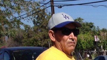 José Guerrero se para junto a uno de los promontorios de basura cerca de su casa en Pacoima.