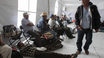 Padres de los 43 normalistas mexicanos desaparecidos en una huelga de hambre de 43 horas, en el Zócalo de Ciudad de México