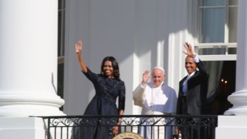 El presidente Barack Obama y su esposa Mitchelle, en el balcón de la Casa Blanca, junto al Papa Francisco, saludan a los invitados al evento.