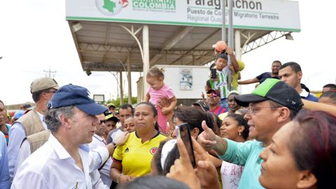 Santos en una vista reciente al paso fronterizo de Paragiachón en la Guajira.