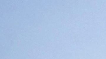 Un inmigrante muestra su pasaporte durante una manifestación en Budapest, Hungría.