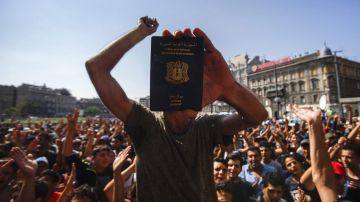 Un inmigrante muestra su pasaporte durante una manifestación en Budapest, Hungría.
