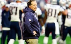 Bill Belichick y sus Patriots están una vez más bajo la mira de la NFL / Getty Images