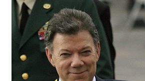 El presidente Juan Manuel Santos (izq.) y el máximo líder de las FARC, Rodrigo Londoño Echeverri.
