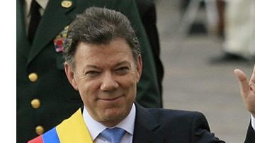 El presidente Juan Manuel Santos (izq.) y el máximo líder de las FARC, Rodrigo Londoño Echeverri.