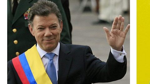 El presidente Juan Manuel Santos (izq.) y el máximo líder de las FARC, Rodrigo Londoño Echeverri.